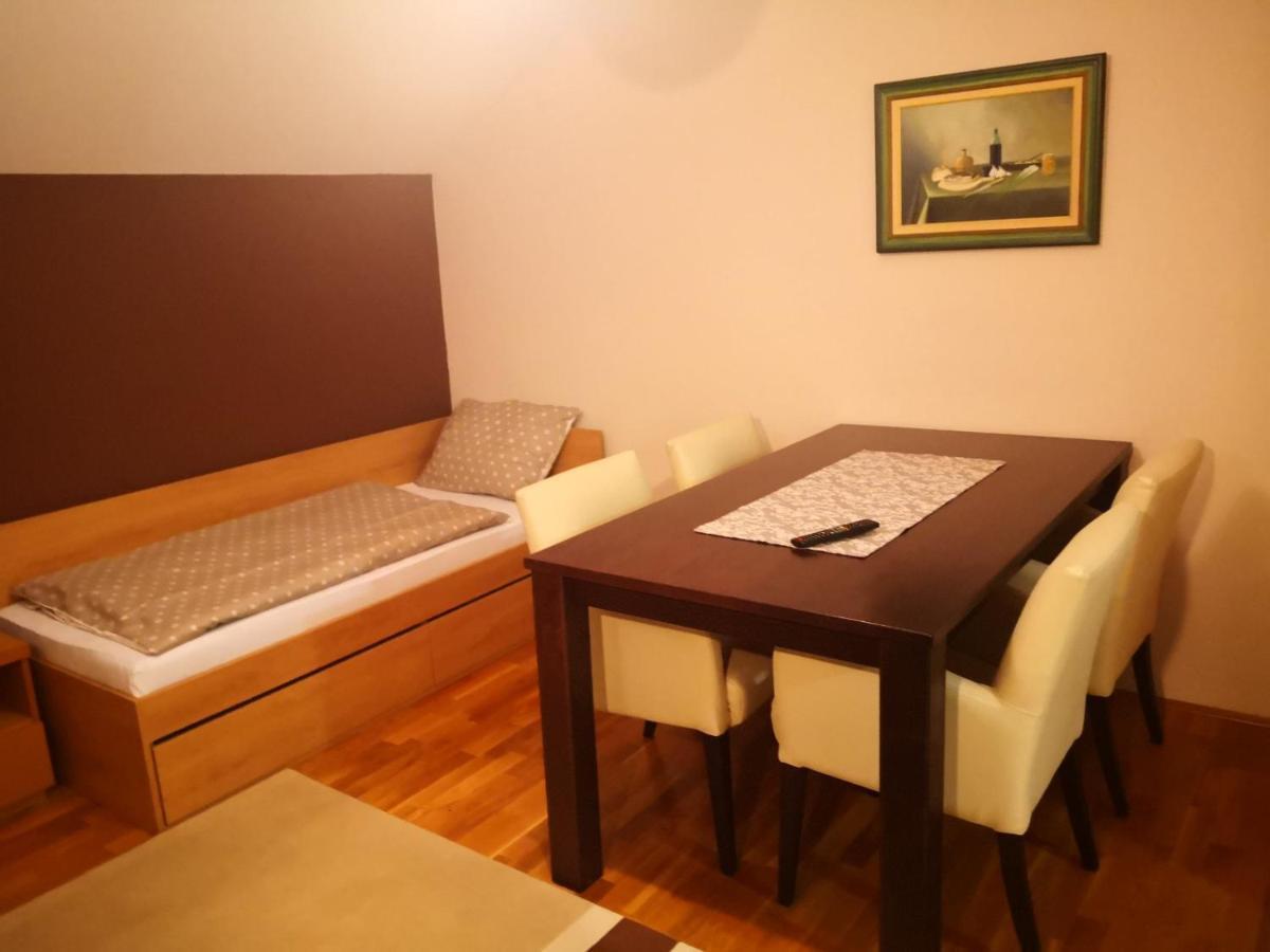 Apartmani Exit Пале Екстериор снимка